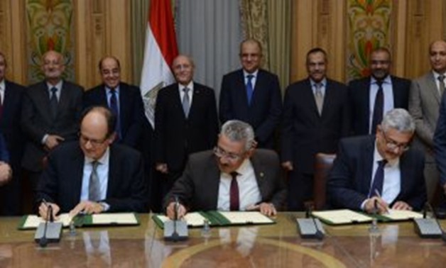 Side of the signing  in the presence of Chairman of the Federation of Industries Mohamed el-Sewedy, Chairman of EGAS Osama el-Nukaly, Deputy Chairman of EGAS for Planning and Projects Mostafa Helal
