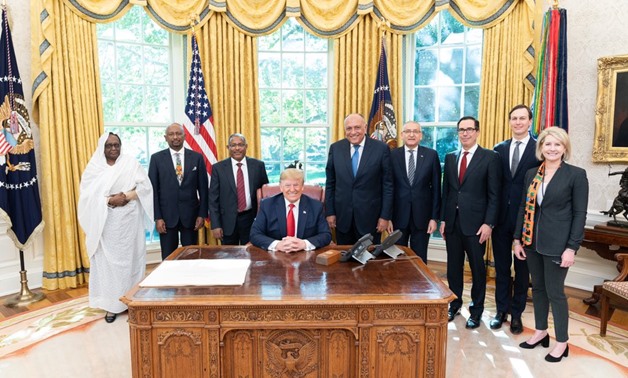 (R) Egyptian Foriegn Minister Sameh Shoukry, (M) U.S. President Donald Trump and (L) Ethiopian Foreign Minister Gedu in a photo released by Trump on Twitter during a meeting hosted by his administration over the disputed GERD project, Washington.