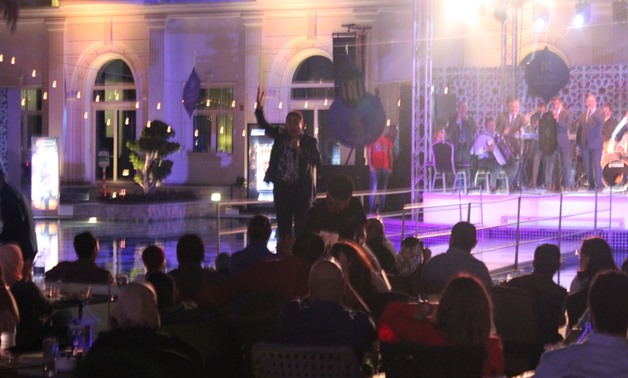 Hakim gives a joyful performance during the sohour concert - Egypt Today