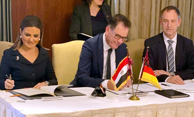 Minister of Investment Sahr Nasr and her German counterpart Gerd Müller singeing a €300 billion agreements in Berlin, 19 November 2019 - Press Photo