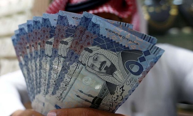 A Saudi money changer displays Saudi Riyal banknotes at a currency exchange shop in Riyadh, Saudi Arabia July 27, 2017. REUTERS-Faisal Al Nasser
