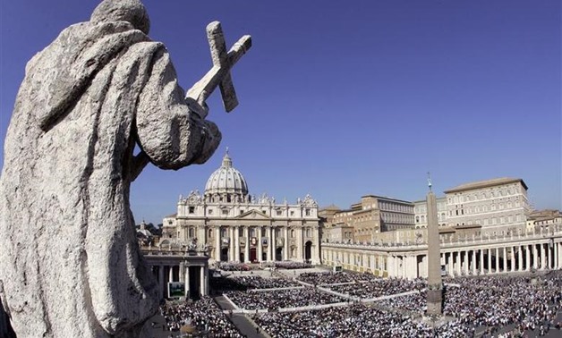 A general view of St. Peter square where Pope Benedict XVI celebrates the canonization ceremony in St. Peter square at the Vatican October 12, 2008. REUTERS/Alessandro Bianchi