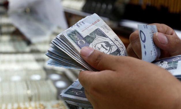 A man counts Saudi Riyal banknotes in a jewellery store in Riyadh, Saudi Arabia, in this October 18, 2017 photo. (REUTERS)