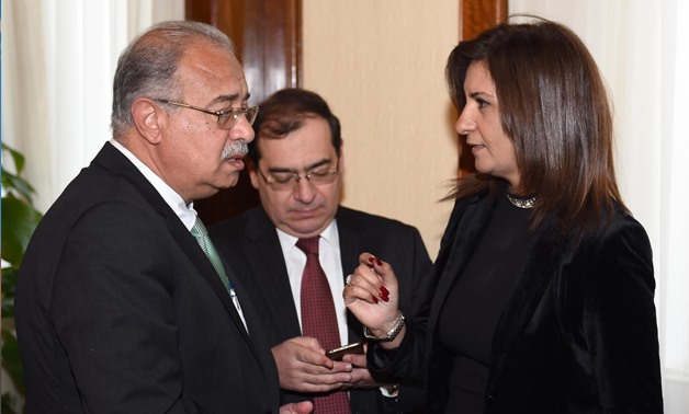 Prime Minister Sherif Ismail (L), Minister of Migration and Egyptians Abroad Nabila Makram (R)