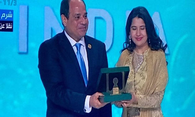 Egyptian President Abdel Fatah al Sisi honors Indian entrepreneur Harbeen Arora- photo via youtube