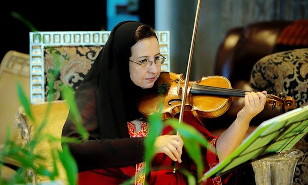 Khaldi playing the violin - ET