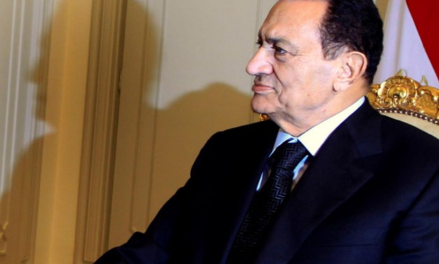 FILE PHOTO: Egypt's President Hosni Mubarak attends a meeting with Qatar's Prime Minister Sheikh Hamad bin Jassim bin Jaber al-Thani at the presidential palace in Cairo December 11, 2010. REUTERS/Amr Abdallah Dalsh/File Photo
