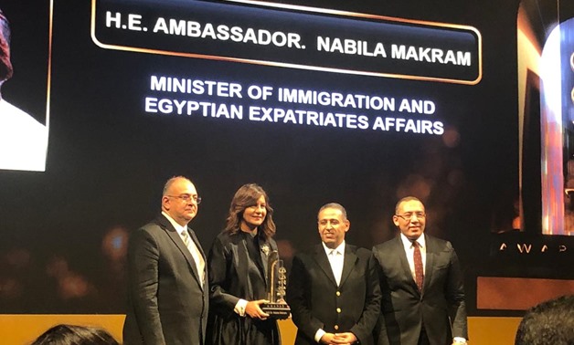 Egyptian Minister of Immigration and Egyptian Expatriates Affairs Nabila Makram receives an award from leading economics magazine Business Today – Egypt Today