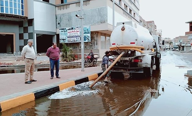 A vacuum truck sucks rainwater from the streets in the Red Sea- Egypt Today/Emad Arafa