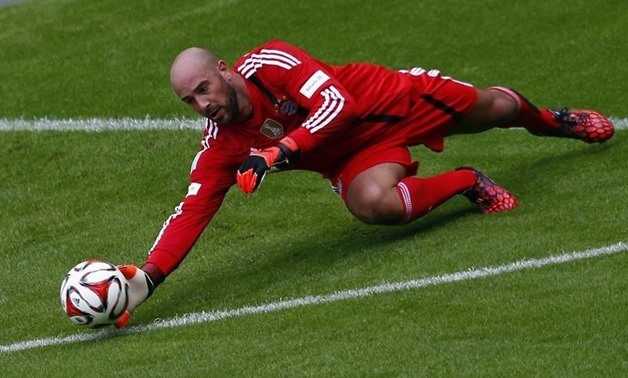 FC Bayern Munich's Pepe Reina dives for the ball during a training session at the Allianz Arena in Munich August 9, 2014. REUTERS/Michael Dalder
