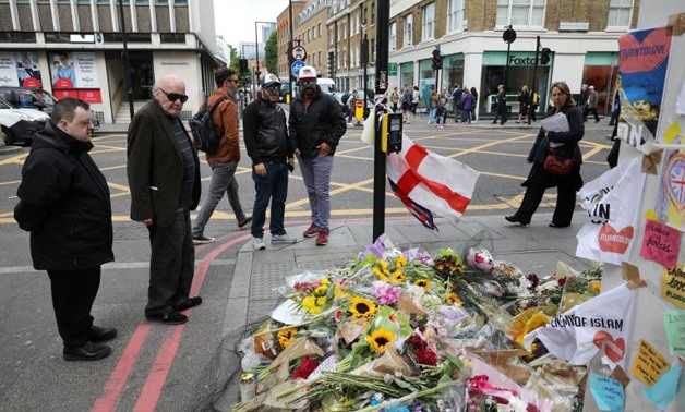 People look at floral tributes near London Bridge, London, Britain, June 8, 2017 - REUTERS/Marko Djurica