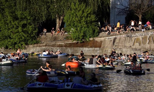 FILE PHOTO: People enjoy sun on boats, on the Landwehrkanal, amid the spread of the coronavirus disease (COVID-19), in Berlin, Germany, May 9, 2020. REUTERS / Christian Mang/File Photo
