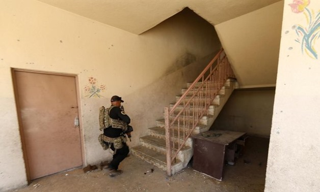 An Iraqi counter-terrorism services(CTS) member inspects a building in west Mosul's neighborhood on May 29, 2017 during their ongoing battle to retake the city from Daesh. (AFP)