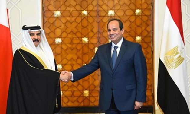 A handout picture released by the Egyptian Presidency on April 26, 2016 shows Egyptian President Abdel Fattah al-Sisi shaking hands with Bahrain's King Hamad bin Issa al-Khalifa (L) during a meeting in the capital Cairo. (Photo: AFP)
