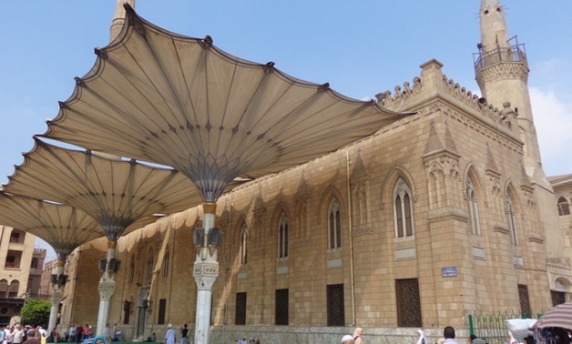 The Egyptian Ministry of Endowment on Thursday closed the historical and sacred Al Hussein Mosque in the capital, Cairo, days after mosques have been allowed to open amid the coronavirus crisis. Some worshippers failed to cling to the preventive measures 