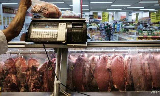 An employee sells meat during an inspection by Rio de Janeiro state's consumer protection agency, PROCON, at a supermarket in Rio de Janeiro, Brazil in March 2017. (Photo: AFP/Yasuyoshi Chiba)