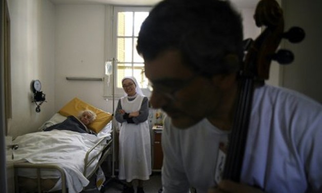 Volunteer members of Musica Para el Alma (Music for the Soul) perform unannounced flash concerts in hospitals, special education schools, nursing homes and different public institutions - AFP/by Sonia AVALOS
