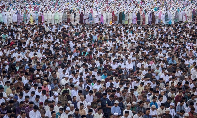 Muslims perform Eid al-Fitr prayers in the Tugu Pahlawan, Surabaya, East Java, Indonesia June 25, 2017 - Antara Foto.  Antara Foto/Moch Asim/ via REUTERS  