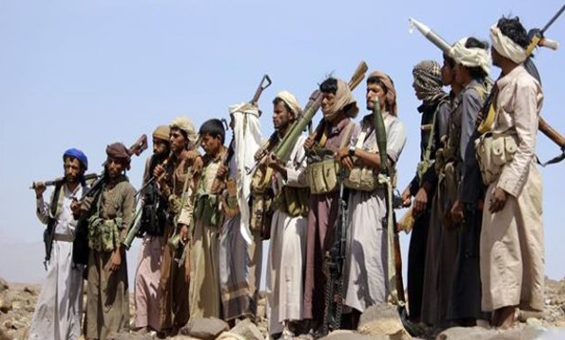Armed Yemeni fighters loyal to Yemen's President Abd Rabbuh Mansour Hadi stand in position during clashes with Houthis in Jaadan area of Marib province on May 15, 2015. AFP