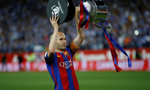 Barcelona’s Andres Iniesta celebrates with the trophy Reuters/Susana Vera