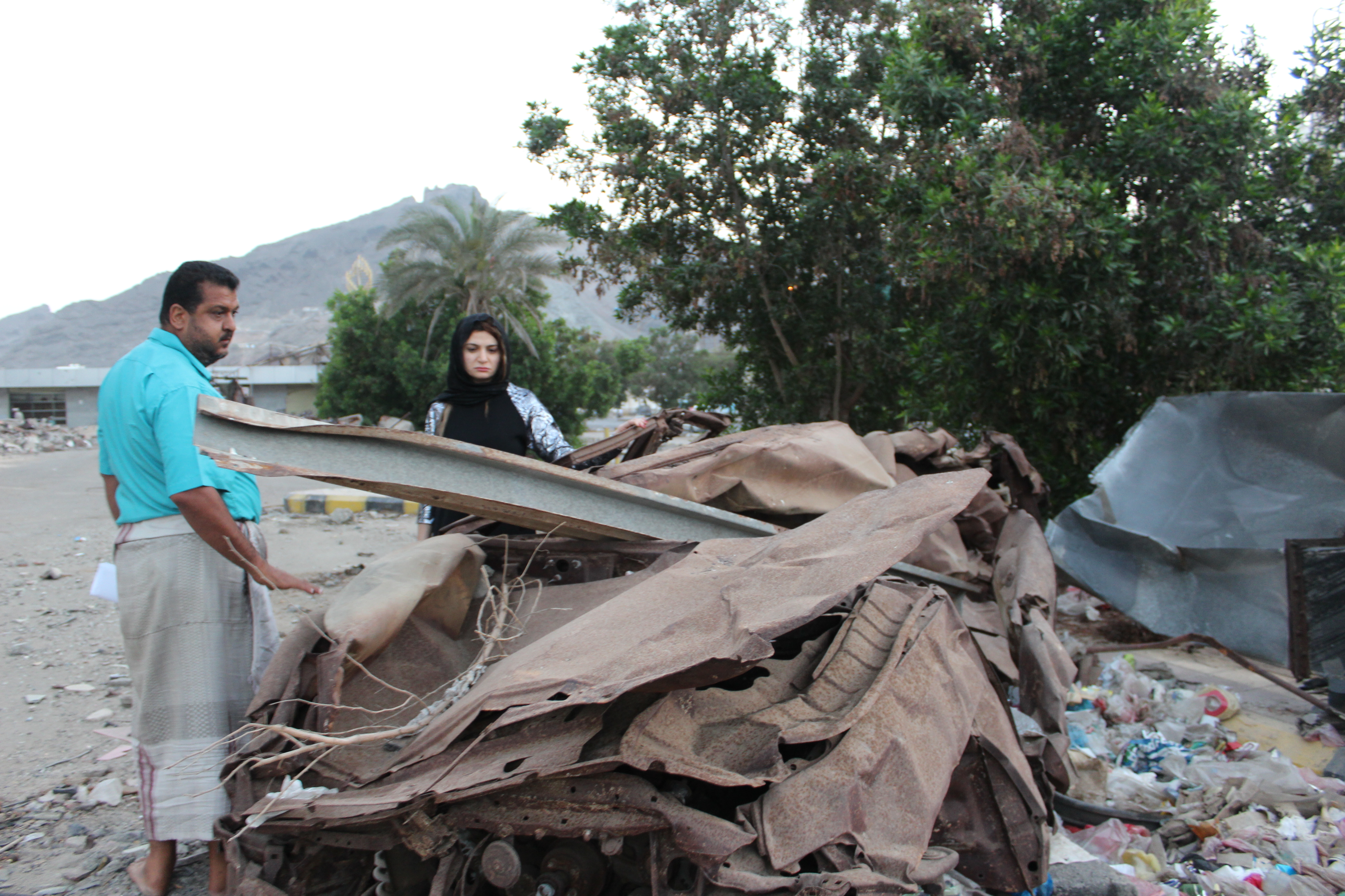 أحد شهود العيان على هجوم الحوثى على عدن يوضح ما فعله الحوثى بالمدنيين وتفجير السيارات