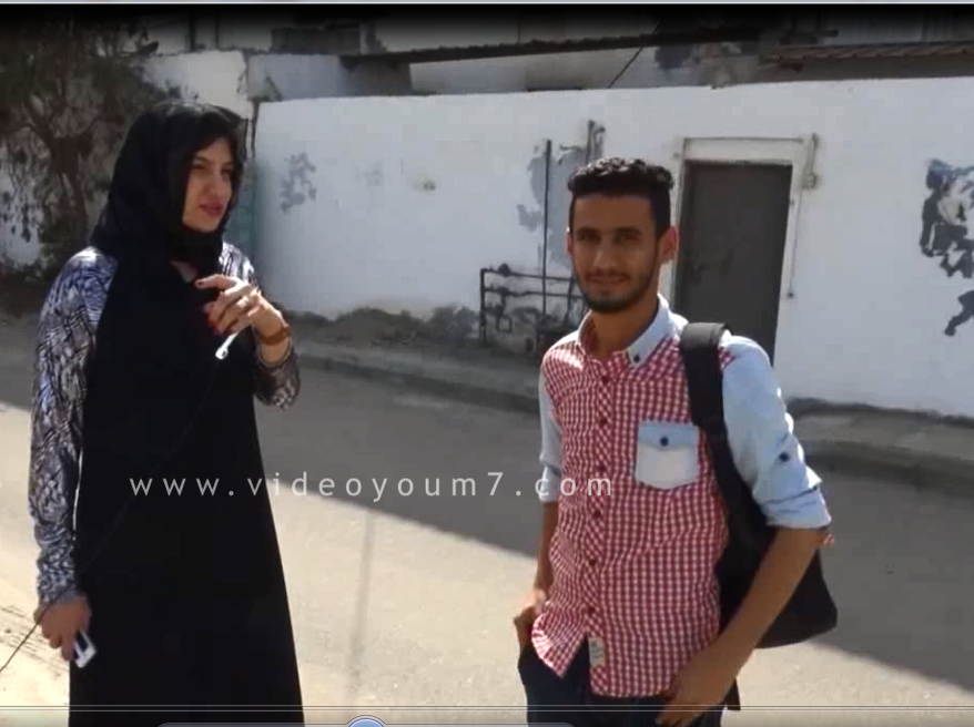 محررة اليوم السابع مع أحد شهود العيان على مآسى هجوم الحوثيين بحى الأحمدى بمنطقة خور مكسر