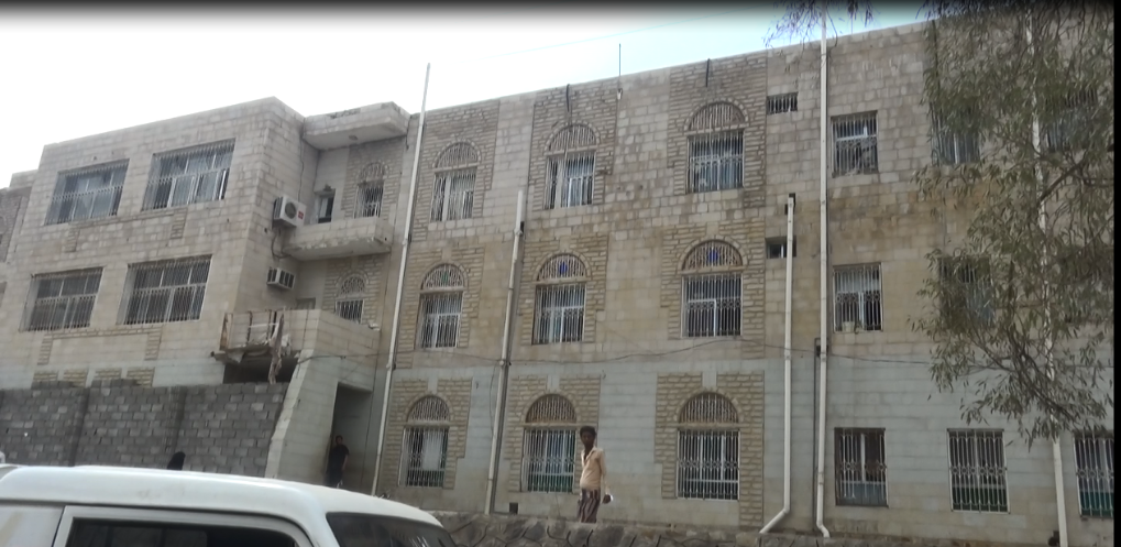 مستشفى الثورة بتعز تحت القصف العشوائى للحوثيين