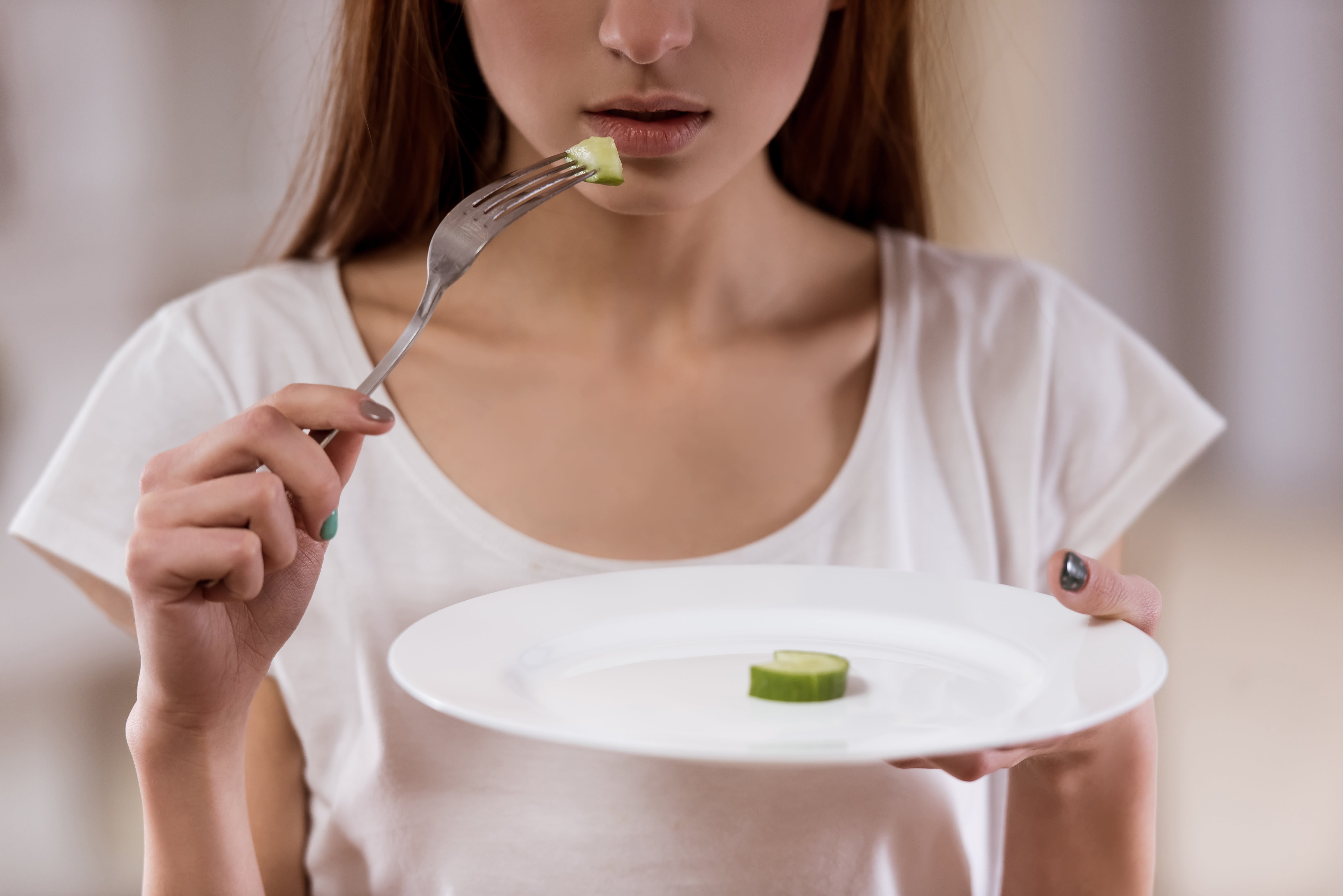 Длительный голод. Анорексия еда. Расстройство пищевого поведения. Девушка с тарелкой. Пищевое расстройство анорексия.