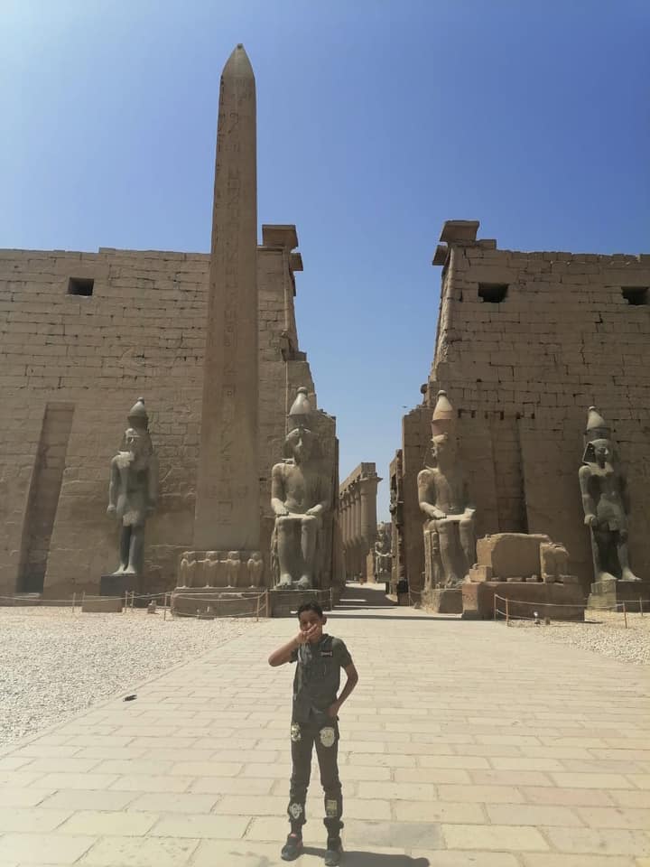 موهوب طفل سيناء علي حسن خلال رحلته إلى الأقصر - من.  السياحة والآثار