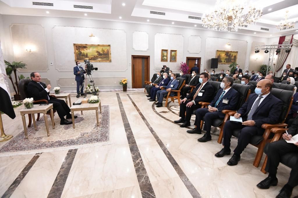 111779-الرئيس-السيسى-يعقد-لقاء-موسعا-مع-الصحفيين-والإعلاميين-بعد-جولته-فى-توشكى-(2)