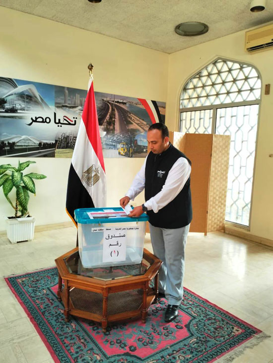Voters in Oman