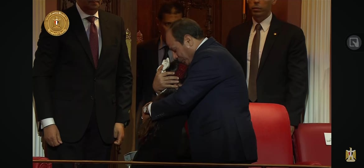 Sisi embraces a Palestinian girl rescued amid Gaza war