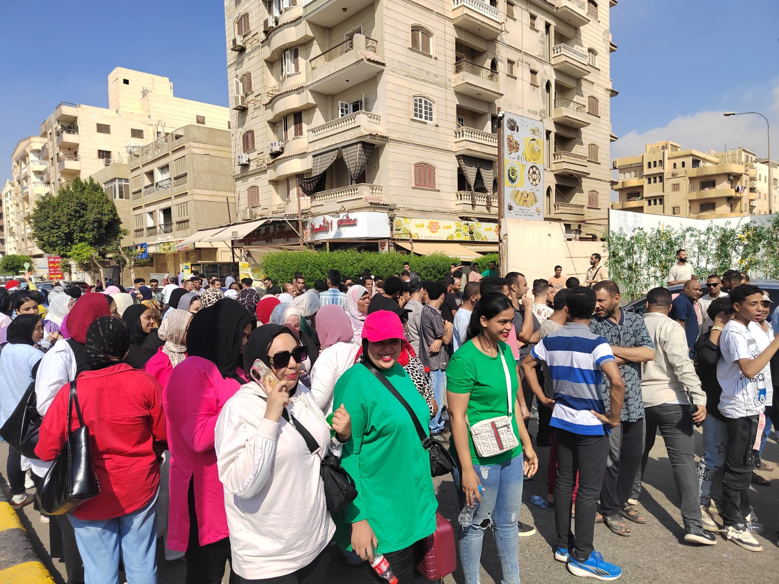 374335-إقبال--الناخبين-أمام-لجنة-مدرسة-جيل-2000-بأكتوبر 374335-إقبال--الناخبين-أمام-لجنة-مدرسة-جيل-2000-بأكتوبر