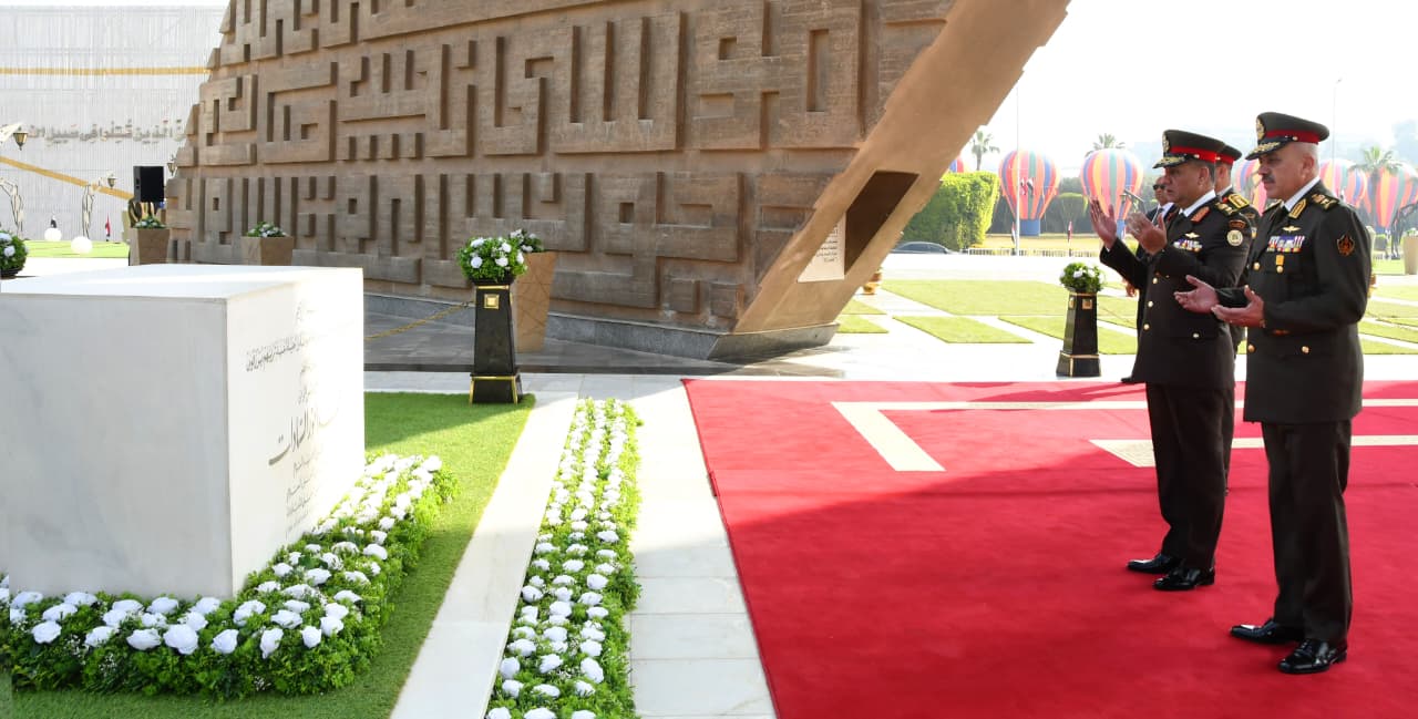 Defense minister and chief of staff recited Al Fatiha on Sadat tomb Defense minister and chief of staff recited Al Fatiha on Sadat tomb
