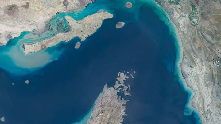 108291528-1776227507402-gettyimages-2270887323-ir_strait_of_hormuz_apr07_2026_m4m 108291528-1776227507402-gettyimages-2270887323-ir_strait_of_hormuz_apr07_2026_m4m