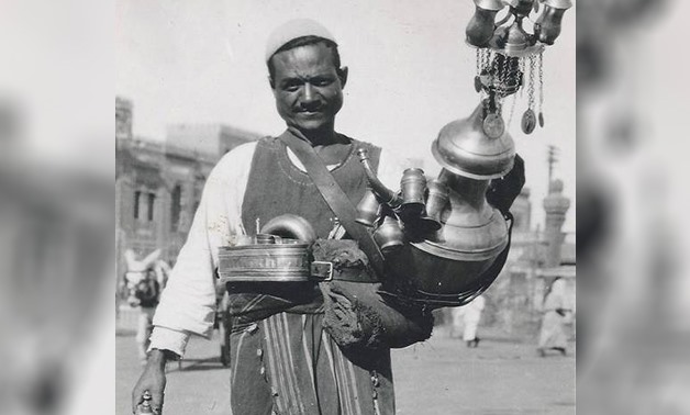 1947 photo of a liquorice seller in Cairo – Flickr/Old Egypt
