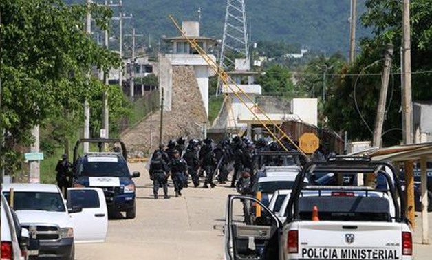 Riot police enter a prison after a riot broke out at the maximum security wing in Acapulco, Mexico, July 6, 2017. REUTERS