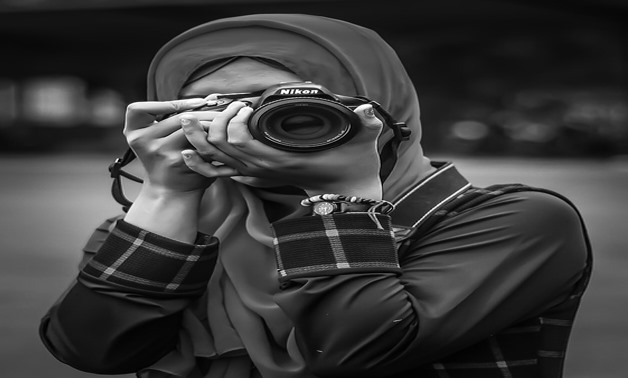 hijaby girl taking pictures- by ajuprasetyo- Pixabay