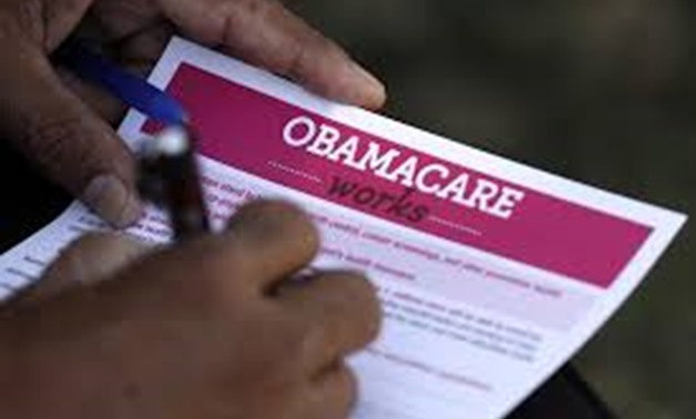 A man fills out an information card during an Affordable Care Act outreach event hosted by Planned Parenthood for the Latino community in Los Angeles, California September 28, 2013 - reuters
