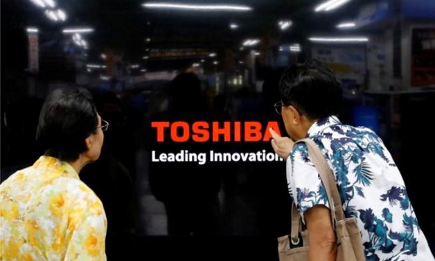 Shoppers look at Toshiba Corp's Regza television at an electronics store in Yokohama, south of Tokyo, June 25, 2013.
Toru Hanai/File Photo