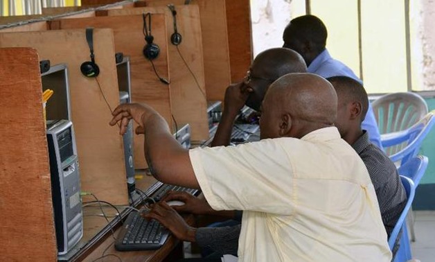 Local residents use computers at an internet cafe in Kinshasa on February 4, 2015 - Press photo
