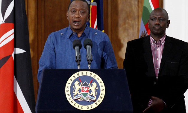 Kenyan President Uhuru Kenyatta (L), flanked by his Deputy William Ruto, addresses a news conference at the State House in the capital Nairobi April 4, 2015. Photo by Thomas Mukoya/Reuters