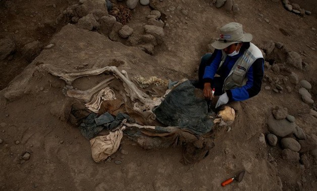 Archaeologist works at a tomb of one of sixteen Chinese migrants, discovered buried at the turn of the 20th century in the pre-colombian pyramid of Bellavista, according to Ministry of Culture, in Lima, Peru, August 24, 2017.
Mariana Bazo