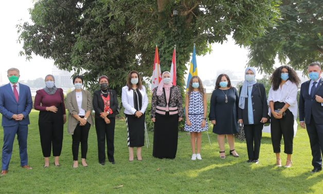 H.E. Mr. Jess Dutton, Ambassador of Canada to Egypt and H.E. Mr. Jan Thesleff, Ambassador of Sweden and EU Gender Champion to Egypt, with the awarded women- press photo