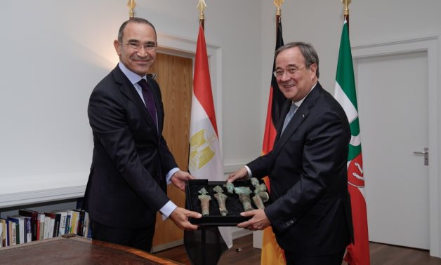 The Egyptian Ambassador to Germany receives 4 smuggled Egyptian artifacts - ET