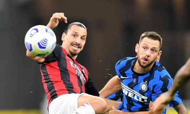 AC Milan’s Zlatan Ibrahimovic in action with Inter Milan’s Stefan de Vrij REUTERS/Daniele Mascolo
