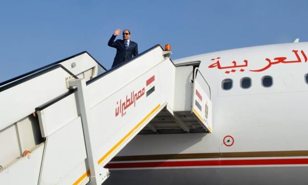 Le président égyptien Sissi à bord d'un vol EgyptAir - photo de presse