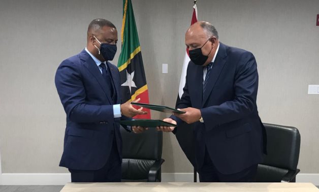 Egypt's Foreign Minister Sameh Shoukry (R) signs a joint statement with his counterpart of the Saint Kitts and Nevis, Mark Brantley - Egyptian Foreign Ministry