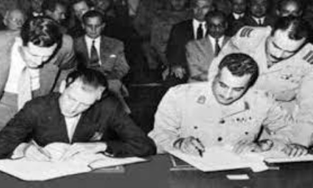 Gamal Abdel Nasser signs the British Evacuation Agreement from Egypt in 1954 - Facebook