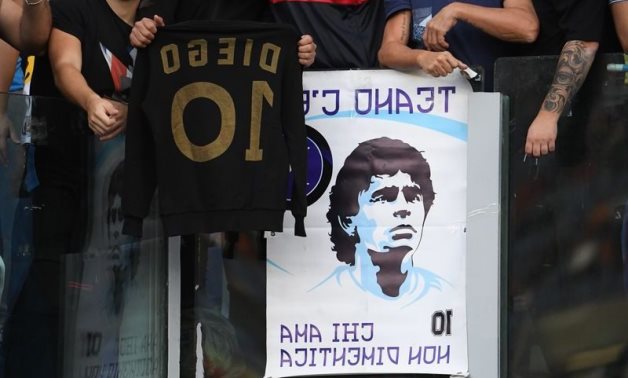  Naples fans show banners and shirts in honor of former player Diego Maradona before the match Masu REUTERS / Alberto Lingria
